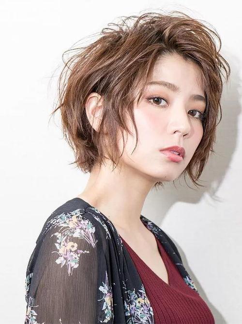 短发女网红个子很高吗,揭秘高个子网红的独特风采