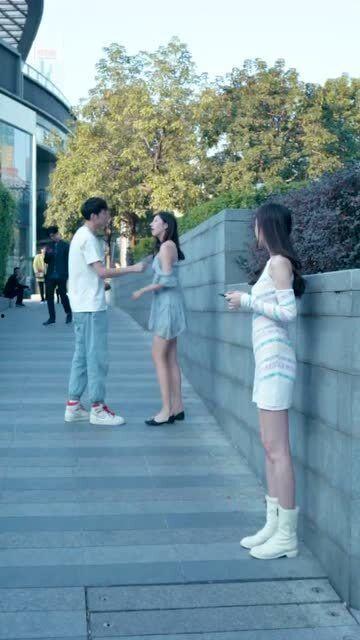 情侣吵架交警吃瓜,交警现场“吃瓜”调解