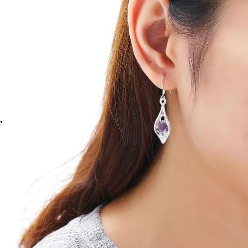 明星二耳环,明星二耳环的时尚演绎