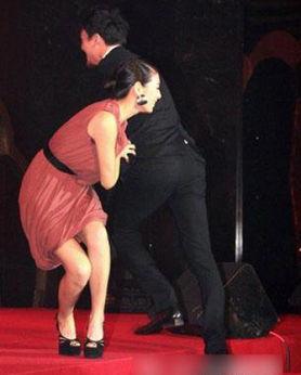 明星摔跤摔露,意外露馅，娱乐圈的“摔跤风云”