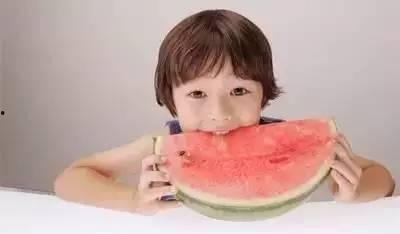 小葡萄嘟嘟嘟吃瓜,小葡萄嘟嘟嘟的夏日吃瓜盛宴