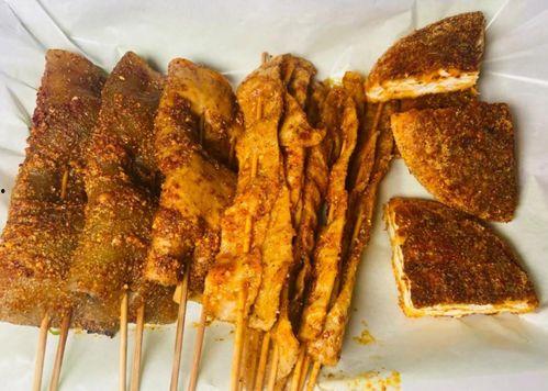 南浔网红美食烤苕皮店,街头小吃新宠，美味与人气并存