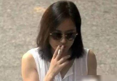 女明星抽烟原因,揭秘女明星吸烟背后的心酸与诱惑