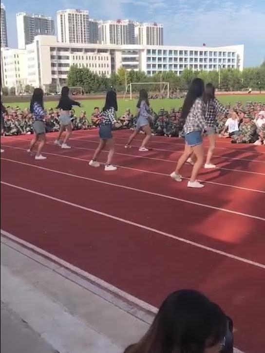 军训吃瓜跳舞,吃瓜跳舞，青春律动